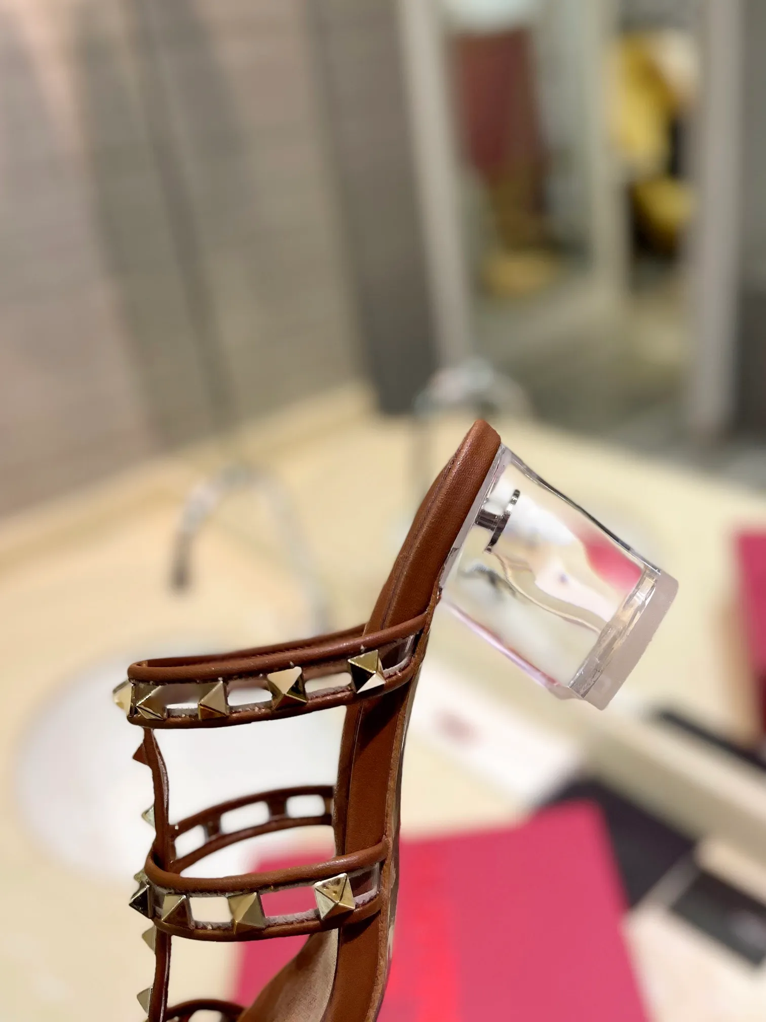 👟👟Ex-factory price 500👟👟 𝑉𝐴𝐿𝐸𝑁𝑇𝐼𝑁𝑂 Valentino ♡ͥ | ²º²⁴💫Purchasing agent level🔍Same color The classic king-shaped slippers with crystal heels are also so beautiful The particularly high-quality hardware brings out a full sense of high-end. After putting it on your feet, you will be stunned and look super slim! The new season lives up to expectations! Worth buying ★Imported cowhide is absolutely high-grade ❥Original method is absolutely sensual ❥Elegant style creates a different feeling🙈 Simple temperament style!  ♡ show bdetails ———————————— ⊿▸: Size｜35-40 (customized at 40.41.42) ⊿▸: Material｜Imported sheepskin + Pvc ⊿▸: Material | Padded sheepskin ⊿▸: Material | Italian🇮🇹 genuine leather outsole ⊿▸: Heel height｜6cm